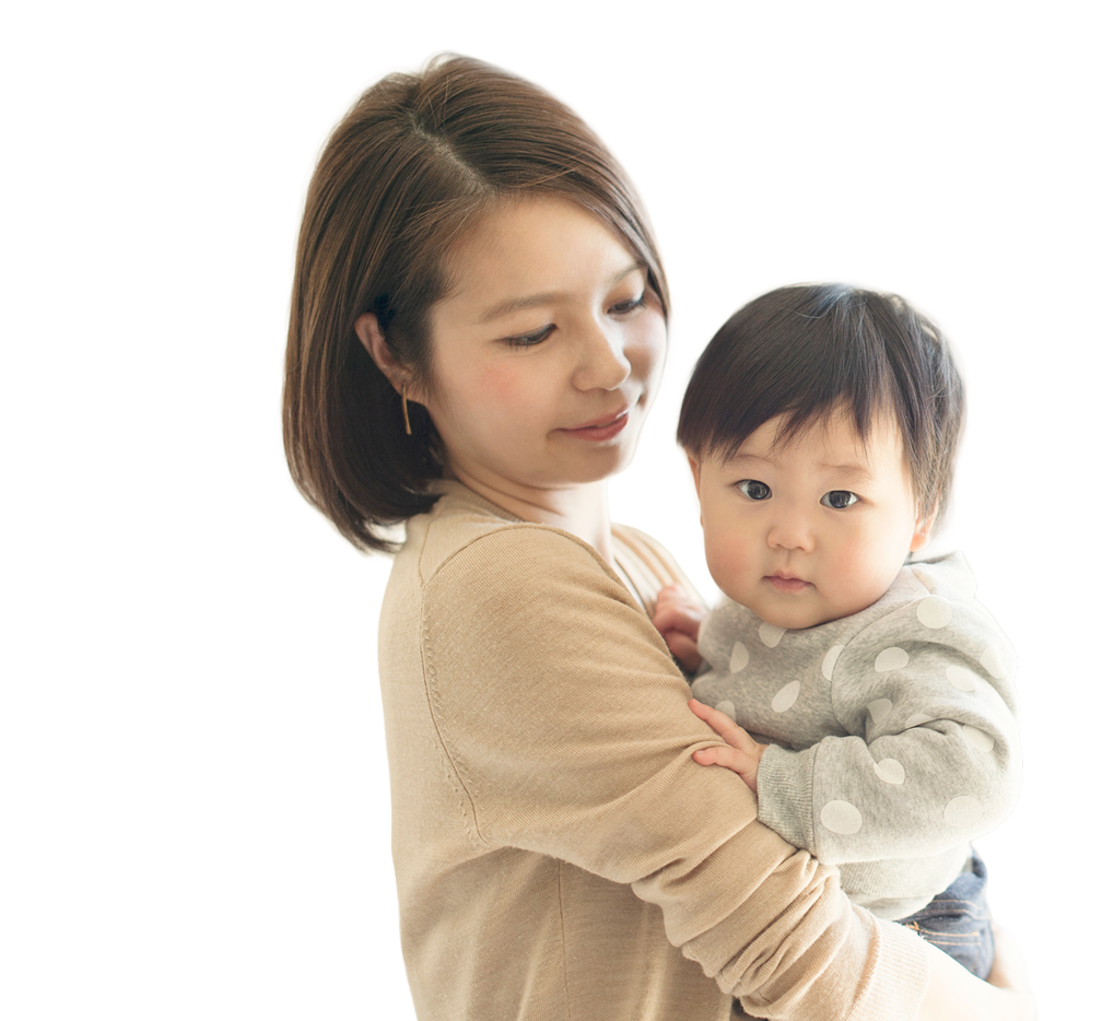 長鎖脂肪酸代謝異常症（LC-FAOD）の乳児を抱いて世話をする親の様子