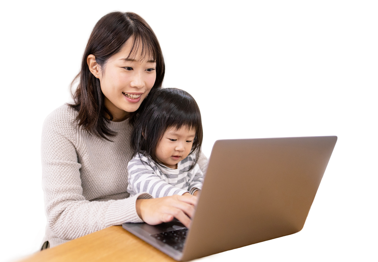 長鎖脂肪酸代謝異常症（LC-FAOD）の子どもを支える母親が、子どもとパソコンを視聴する様子を示す写真